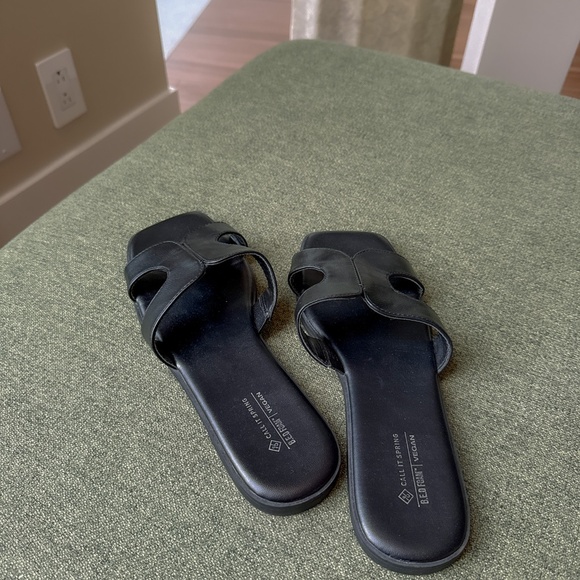 Call it Spring sandals - Picture 2 of 4